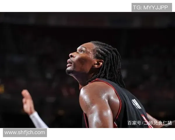 长发脏辫男足球星展现独特个性与球场风采的完美融合